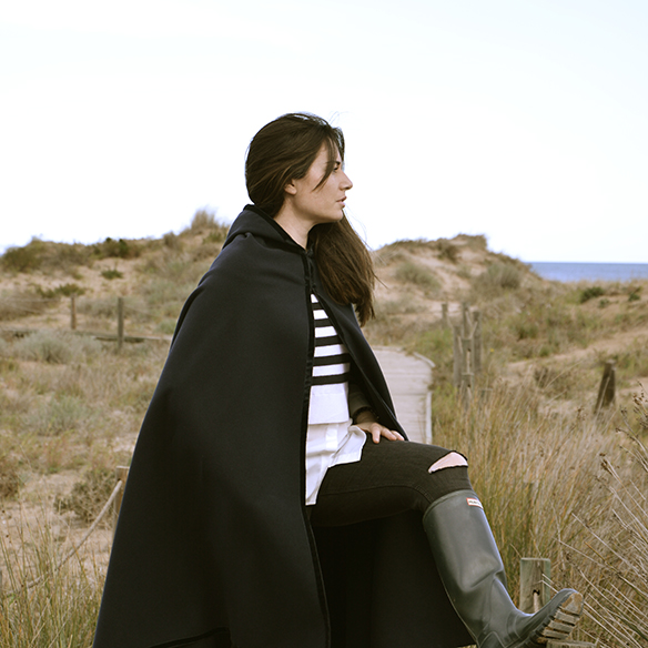 15-colgadas-de-una-percha-alicia-alvarez-capa-cape-botas-de-agua-wellington-boots-ripped-jeans-3