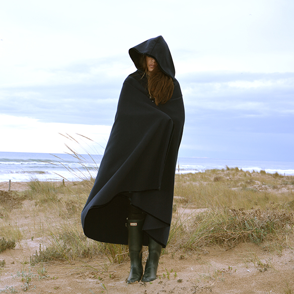 15-colgadas-de-una-percha-alicia-alvarez-capa-cape-botas-de-agua-wellington-boots-ripped-jeans-4