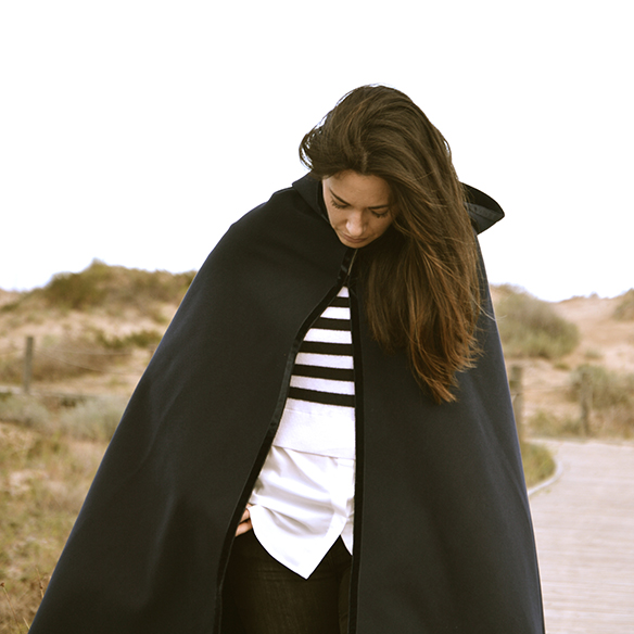 15-colgadas-de-una-percha-alicia-alvarez-capa-cape-botas-de-agua-wellington-boots-ripped-jeans-5