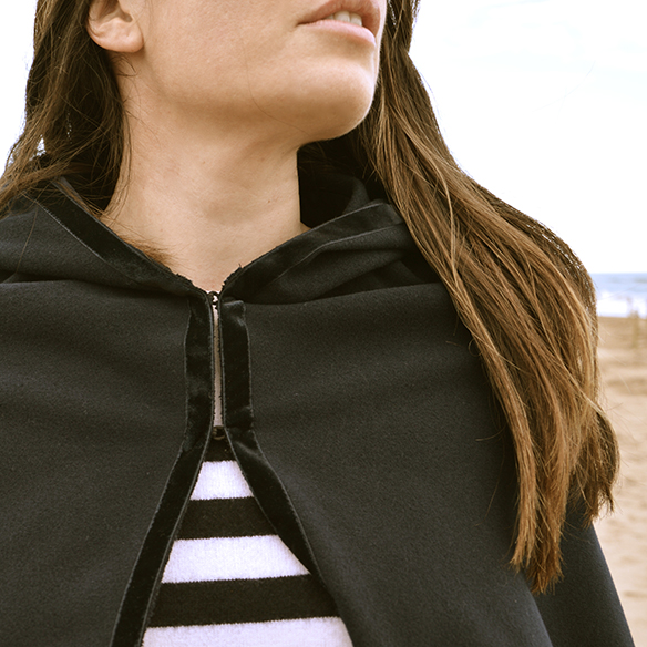 15-colgadas-de-una-percha-alicia-alvarez-capa-cape-botas-de-agua-wellington-boots-ripped-jeans-6