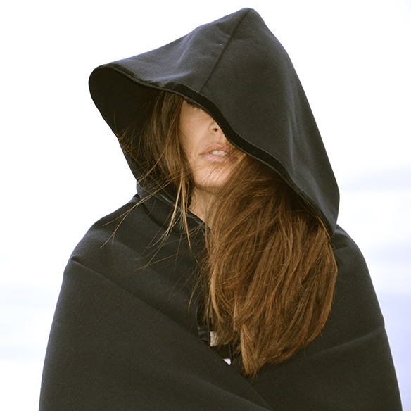 15-colgadas-de-una-percha-alicia-alvarez-capa-cape-botas-de-agua-wellington-boots-ripped-jeans-7