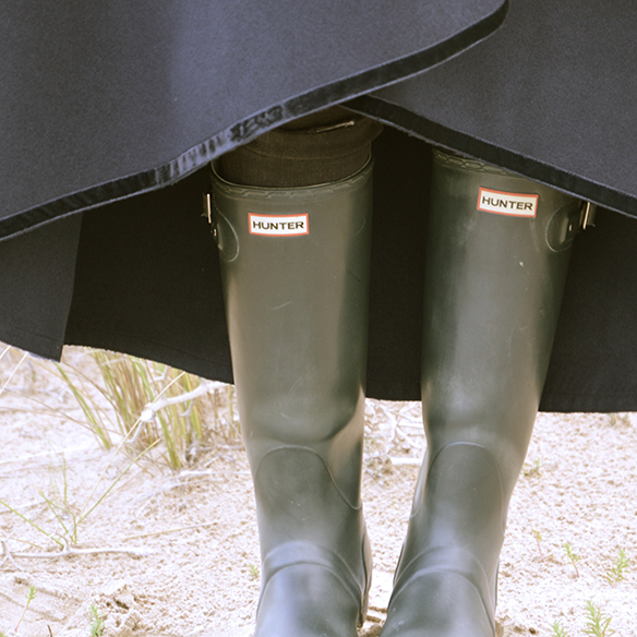 15-colgadas-de-una-percha-alicia-alvarez-capa-cape-botas-de-agua-wellington-boots-ripped-jeans-8