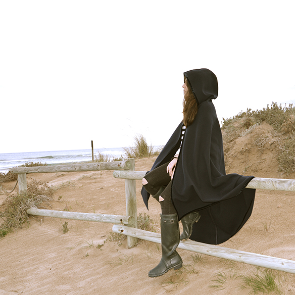 15-colgadas-de-una-percha-alicia-alvarez-capa-cape-botas-de-agua-wellington-boots-ripped-jeans-9