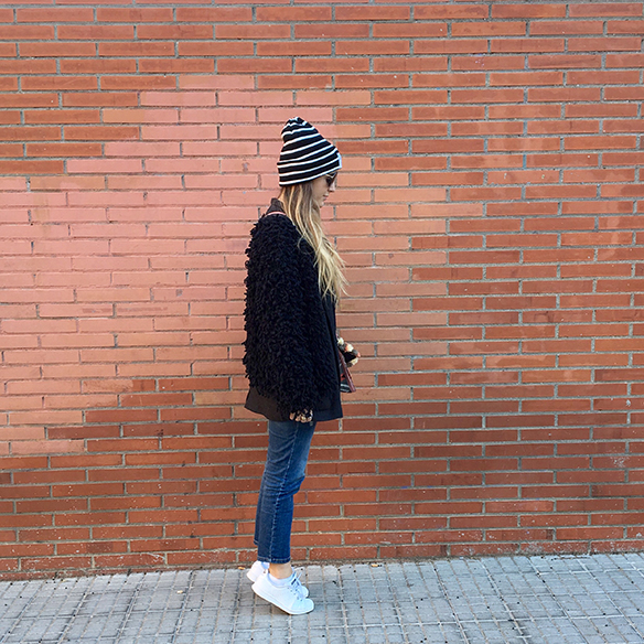 15-colgadas-de-una-percha-anna-duarte-blazer-chaqueta-jeans-bambas-camiseta-gorro-2