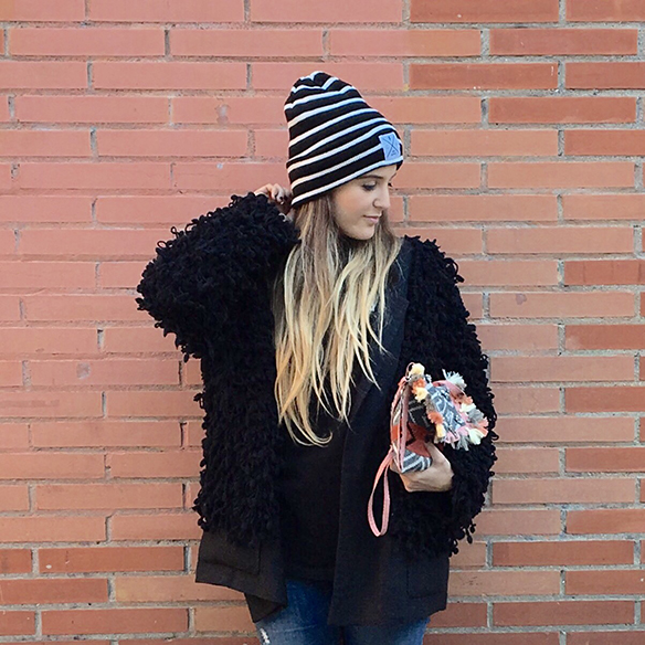 15-colgadas-de-una-percha-anna-duarte-blazer-chaqueta-jeans-bambas-camiseta-gorro-4