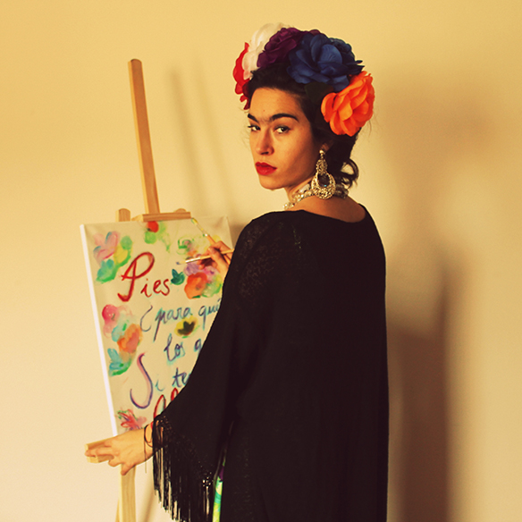 15-colgadas-de-una-percha-blanche-carnaval-carnival-frida-khalo-1