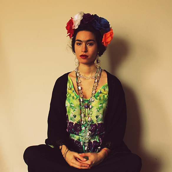 15-colgadas-de-una-percha-blanche-carnaval-carnival-frida-khalo-10