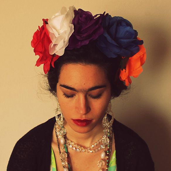 15-colgadas-de-una-percha-blanche-carnaval-carnival-frida-khalo-4