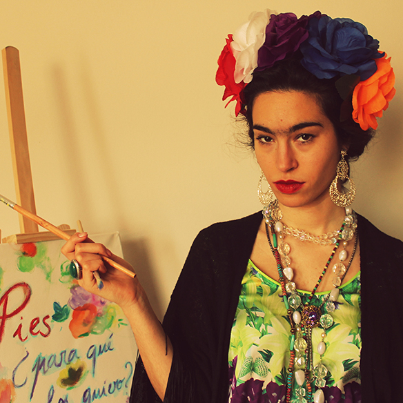 15-colgadas-de-una-percha-blanche-carnaval-carnival-frida-khalo-6