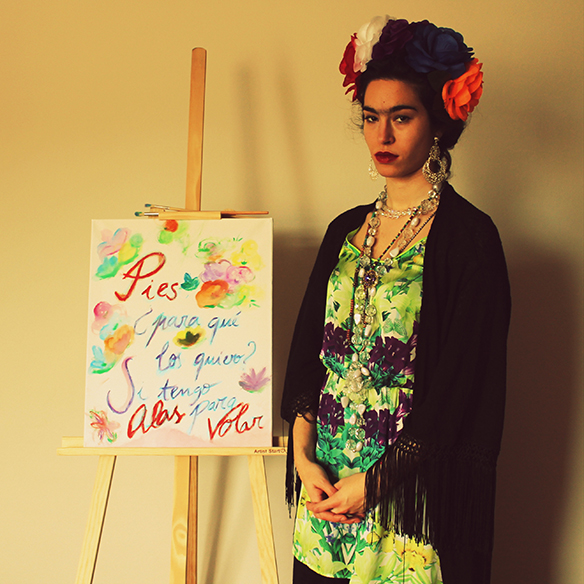 15-colgadas-de-una-percha-blanche-carnaval-carnival-frida-khalo-8