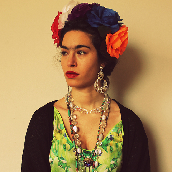 15-colgadas-de-una-percha-blanche-carnaval-carnival-frida-khalo-9