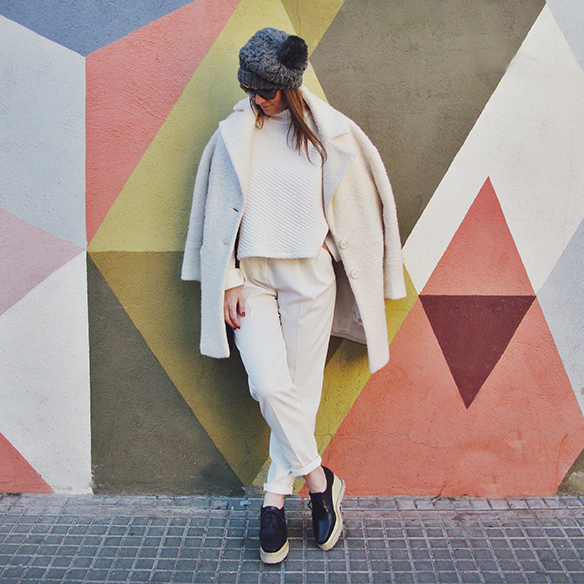 15-colgadas-de-una-percha-carla-kissler-white-winter-invierno-blanco-total-white-look-gorro-beanie-crop-teddy-coat-1
