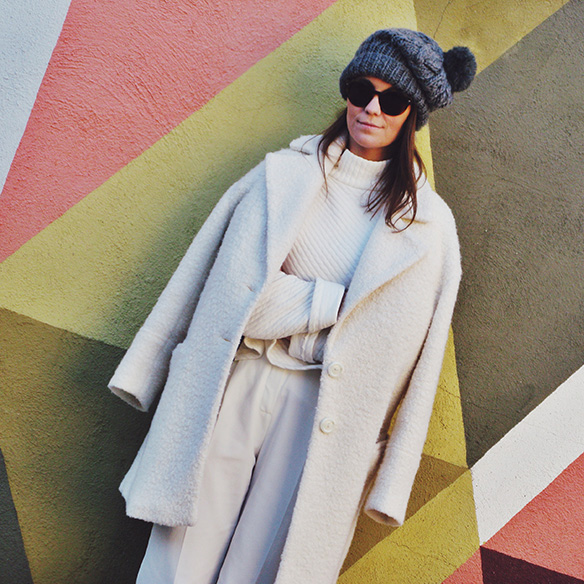 15-colgadas-de-una-percha-carla-kissler-white-winter-invierno-blanco-total-white-look-gorro-beanie-crop-teddy-coat-2