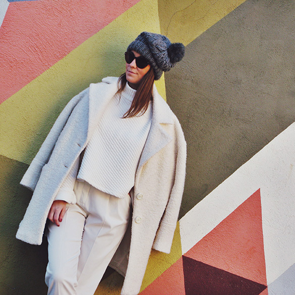 15-colgadas-de-una-percha-carla-kissler-white-winter-invierno-blanco-total-white-look-gorro-beanie-crop-teddy-coat-3