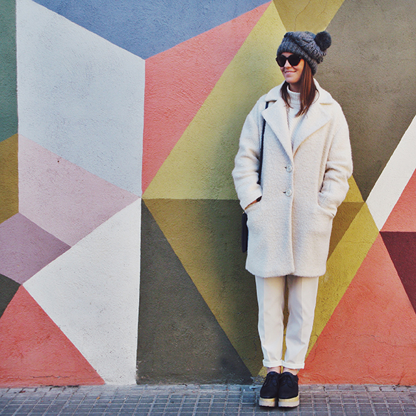 15-colgadas-de-una-percha-carla-kissler-white-winter-invierno-blanco-total-white-look-gorro-beanie-crop-teddy-coat-4