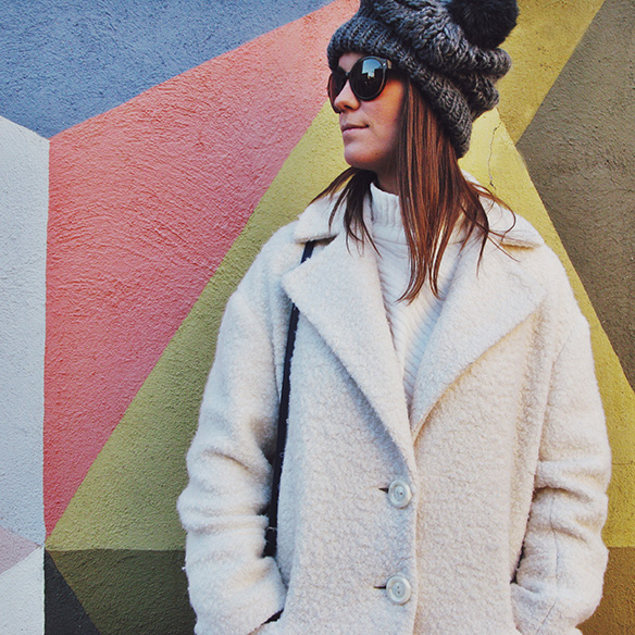 15-colgadas-de-una-percha-carla-kissler-white-winter-invierno-blanco-total-white-look-gorro-beanie-crop-teddy-coat-5