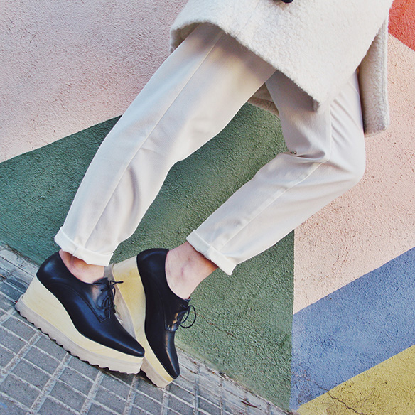 15-colgadas-de-una-percha-carla-kissler-white-winter-invierno-blanco-total-white-look-gorro-beanie-crop-teddy-coat-7