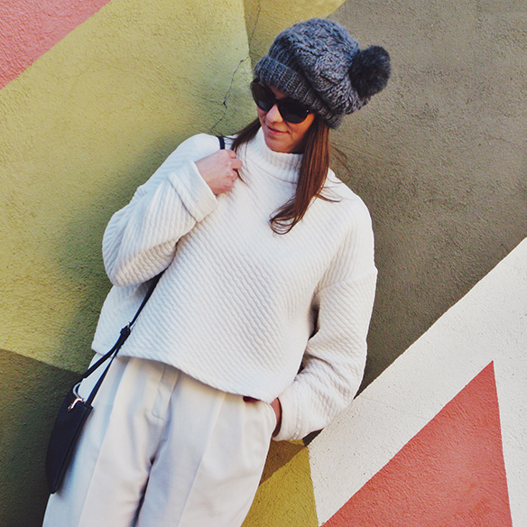 15-colgadas-de-una-percha-carla-kissler-white-winter-invierno-blanco-total-white-look-gorro-beanie-crop-teddy-coat-9