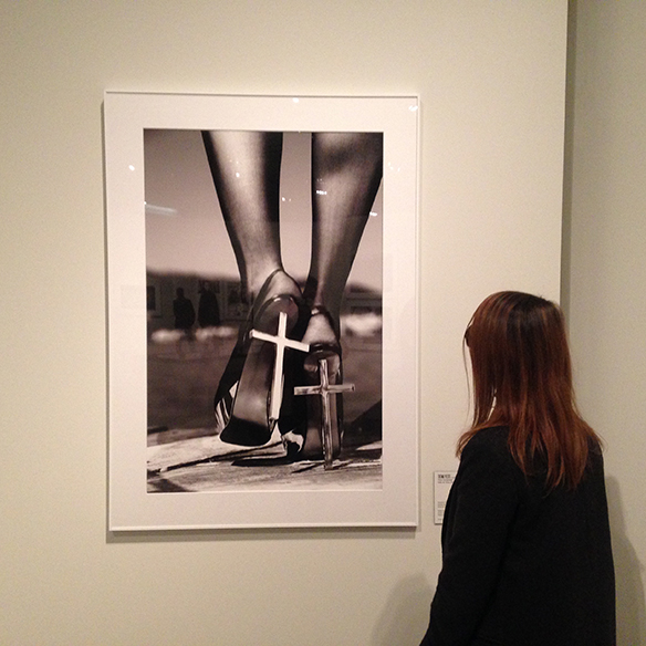 15-colgadas-de-una-percha-distincio-moda-exposicion-dhub-barcelona-un-siglo-de-fotografia-de-moda-15