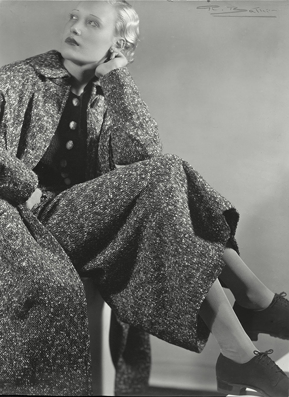 15-colgadas-de-una-percha-distincio-moda-exposicion-dhub-barcelona-un-siglo-de-fotografia-de-moda-6