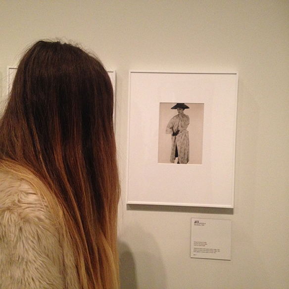 15-colgadas-de-una-percha-distincio-moda-exposicion-dhub-barcelona-un-siglo-de-fotografia-de-moda-7