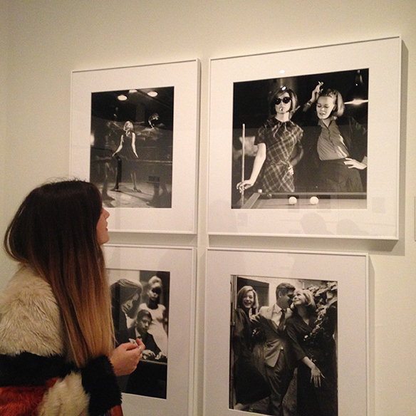 15-colgadas-de-una-percha-distincio-moda-exposicion-dhub-barcelona-un-siglo-de-fotografia-de-moda-9