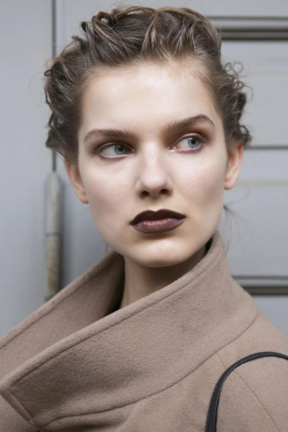 15-colgadas-de-una-percha-maquillaje-make-up-fw-oi-fall-winter-15-16-labios-chocolate-chocolate-lips-4