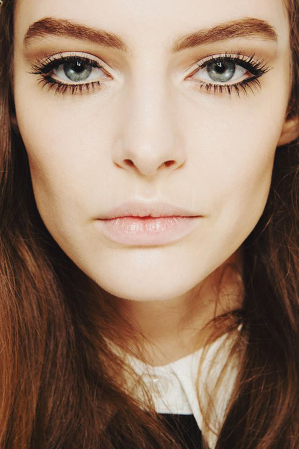 15-colgadas-de-una-percha-maquillaje-make-up-fw-oi-fall-winter-15-16-ojos-perfilados-pestañas-xl-eyelashes-outlined-eyes-3