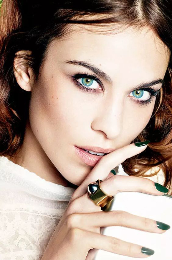 15-colgadas-de-una-percha-maquillaje-make-up-fw-oi-fall-winter-15-16-uñas-oscuras-dark-nails-3