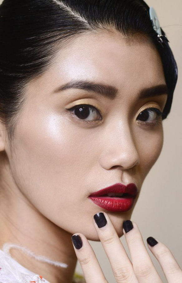 15-colgadas-de-una-percha-maquillaje-make-up-fw-oi-fall-winter-15-16-uñas-oscuras-dark-nails-4