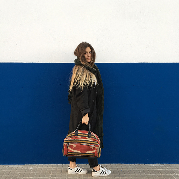 15-colgadas-de-una-percha-mom-jeans-bambas-trainers-ethnic-bag-bolso-etnico-bufanda-scarf-anna-duarte-1