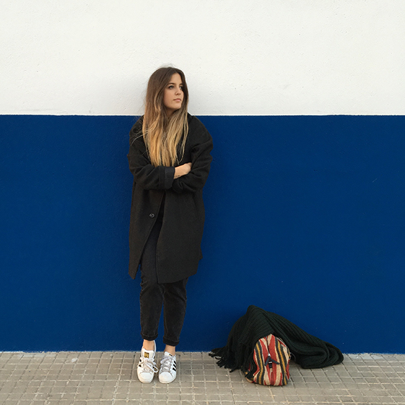 15-colgadas-de-una-percha-mom-jeans-bambas-trainers-ethnic-bag-bolso-etnico-bufanda-scarf-anna-duarte-5