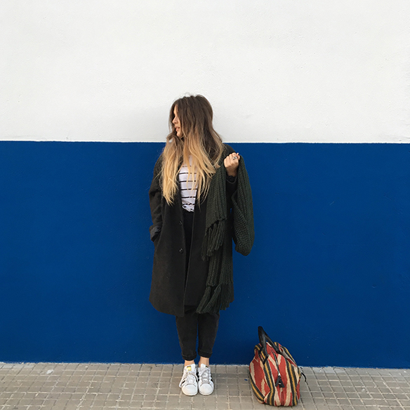 15-colgadas-de-una-percha-mom-jeans-bambas-trainers-ethnic-bag-bolso-etnico-bufanda-scarf-anna-duarte-6