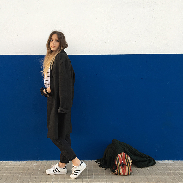15-colgadas-de-una-percha-mom-jeans-bambas-trainers-ethnic-bag-bolso-etnico-bufanda-scarf-anna-duarte-8