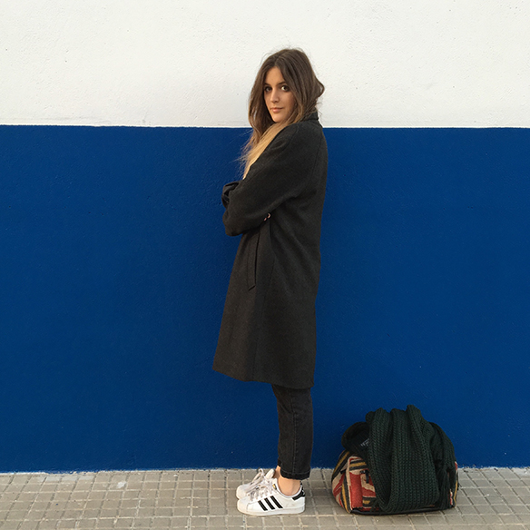 15-colgadas-de-una-percha-mom-jeans-bambas-trainers-ethnic-bag-bolso-etnico-bufanda-scarf-anna-duarte-9