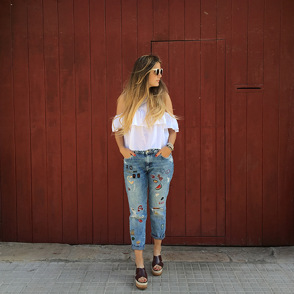15-colgadas-de-una-percha-anna-duarte-must-have-ss-16-pv-2016-customized-jeans-customizados-hombros-al-aire-bare-shoulders-9