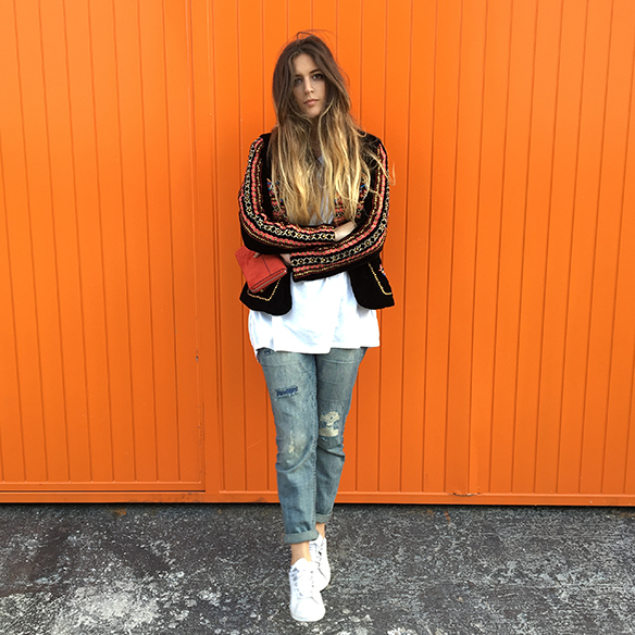 15-colgadas-de-una-percha-anna-duarte-resort-2016-entretiempo-chaqueta-jacket-jeans-bambas-trainers-1