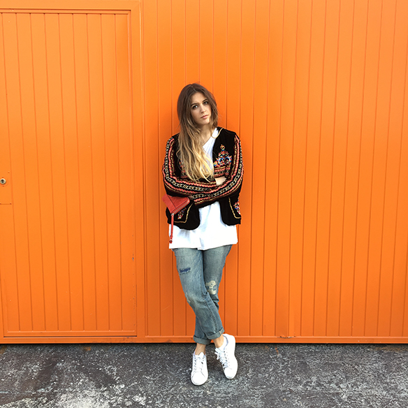 15-colgadas-de-una-percha-anna-duarte-resort-2016-entretiempo-chaqueta-jacket-jeans-bambas-trainers-10