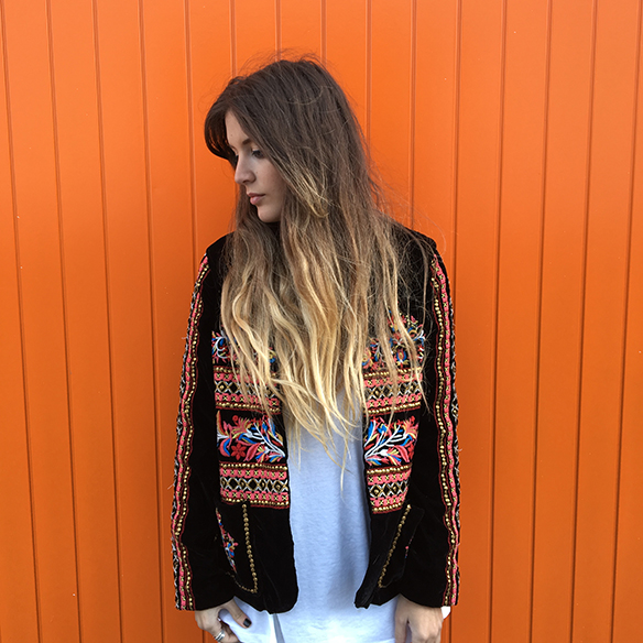 15-colgadas-de-una-percha-anna-duarte-resort-2016-entretiempo-chaqueta-jacket-jeans-bambas-trainers-2