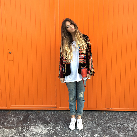 15-colgadas-de-una-percha-anna-duarte-resort-2016-entretiempo-chaqueta-jacket-jeans-bambas-trainers-3