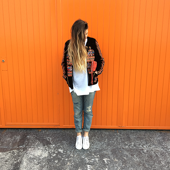 15-colgadas-de-una-percha-anna-duarte-resort-2016-entretiempo-chaqueta-jacket-jeans-bambas-trainers-4