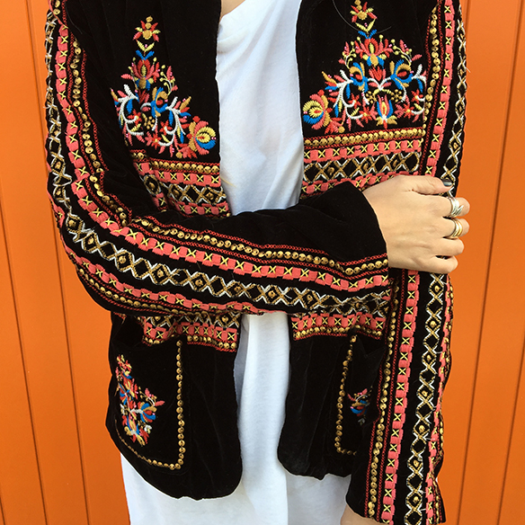 15-colgadas-de-una-percha-anna-duarte-resort-2016-entretiempo-chaqueta-jacket-jeans-bambas-trainers-6