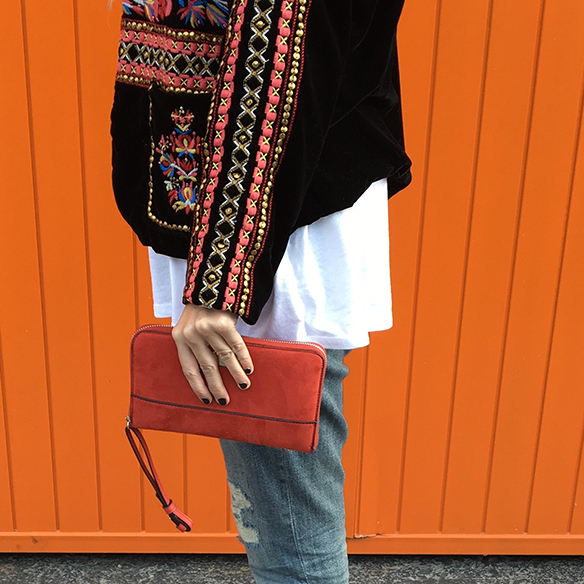 15-colgadas-de-una-percha-anna-duarte-resort-2016-entretiempo-chaqueta-jacket-jeans-bambas-trainers-7