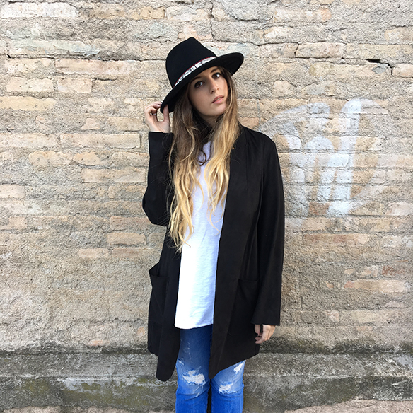 15-colgadas-de-una-percha-anna-duarte-resort-2016-entretiempo-mid-season-cropped-fringed-jeans-tejanos-flecos-sombrero-etnico-ethnic-folk-hat-10