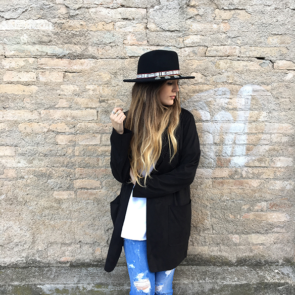 15-colgadas-de-una-percha-anna-duarte-resort-2016-entretiempo-mid-season-cropped-fringed-jeans-tejanos-flecos-sombrero-etnico-ethnic-folk-hat-2