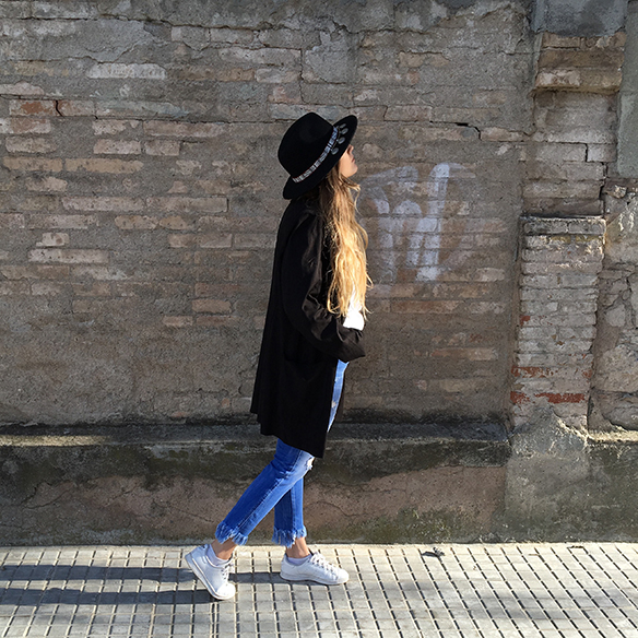 15-colgadas-de-una-percha-anna-duarte-resort-2016-entretiempo-mid-season-cropped-fringed-jeans-tejanos-flecos-sombrero-etnico-ethnic-folk-hat-3