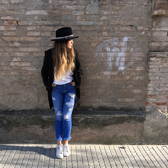 15-colgadas-de-una-percha-anna-duarte-resort-2016-entretiempo-mid-season-cropped-fringed-jeans-tejanos-flecos-sombrero-etnico-ethnic-folk-hat-4