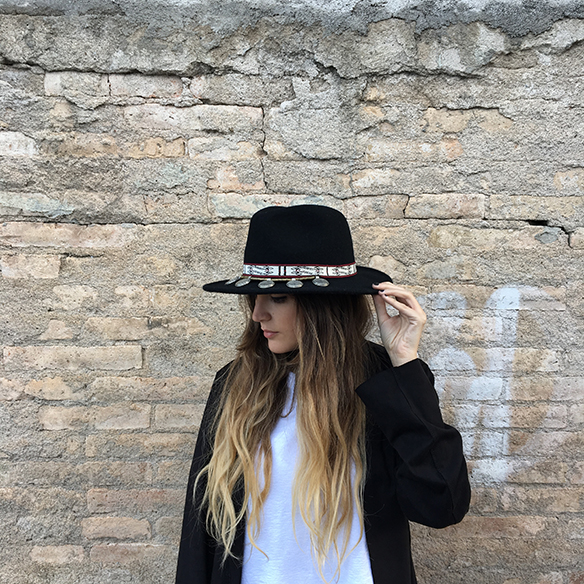 15-colgadas-de-una-percha-anna-duarte-resort-2016-entretiempo-mid-season-cropped-fringed-jeans-tejanos-flecos-sombrero-etnico-ethnic-folk-hat-5