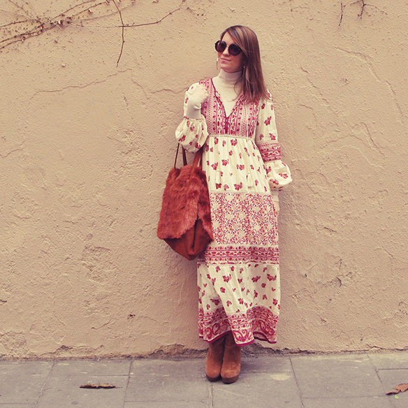 15-colgadas-de-una-percha-carla-kissler-maxi-vestido-boho-dress-invierno-winter-cuello-alto-turtleneck-aros-hoops-1