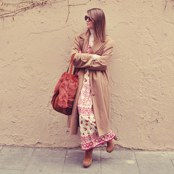 15-colgadas-de-una-percha-carla-kissler-maxi-vestido-boho-dress-invierno-winter-cuello-alto-turtleneck-aros-hoops-10